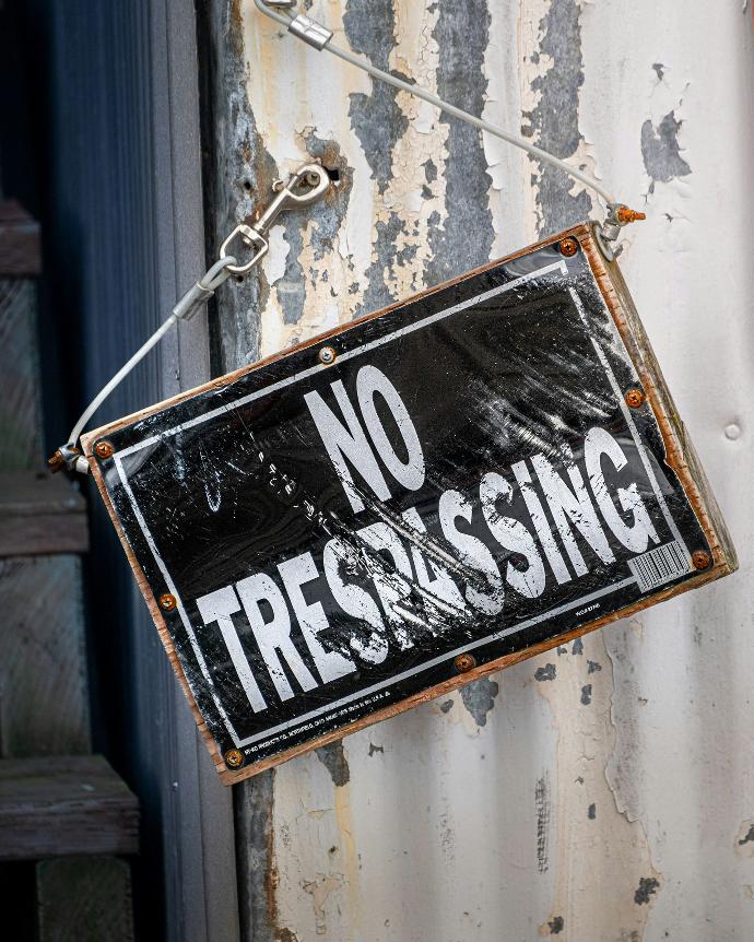 A no tressing sign hanging on a door